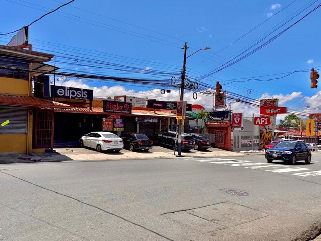 VENTA DE EDIFICIO CON 6 LOCALES. COMERCIALES Y 1 APARTAMENTO, HEREDIA en Heredia — $850,000 - Foto 3 de 14