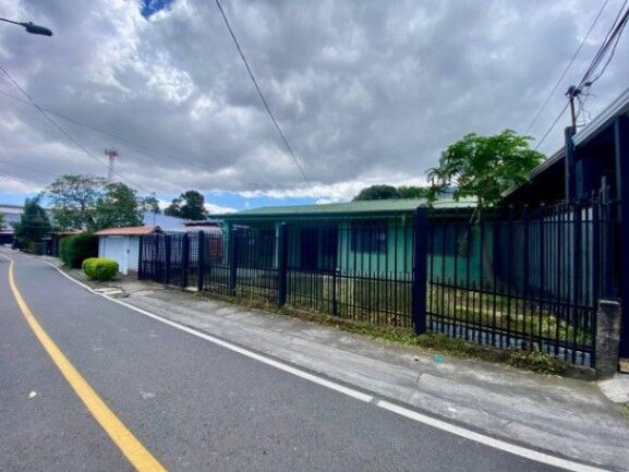 Se vende espaciosa casa con patio en Escazú Centro 25-1306 in Escazú, San José — ₡ 145 000 000