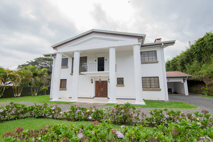 VENTA DE CASA CARTAGO, LA UNIÓN, SAN RAMÓN en San Ramón, La Unión, Cartago — ₡ 415 000 000