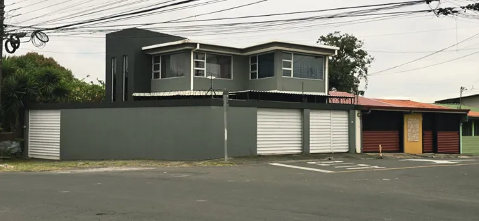 Casa esquinera de 2 plantas, 3 habitaciones y 3 parqueos | La Trinidad, Moravia en La Trinidad, Moravia, San José — ₡ 120 000 000 - Foto 2 de 9