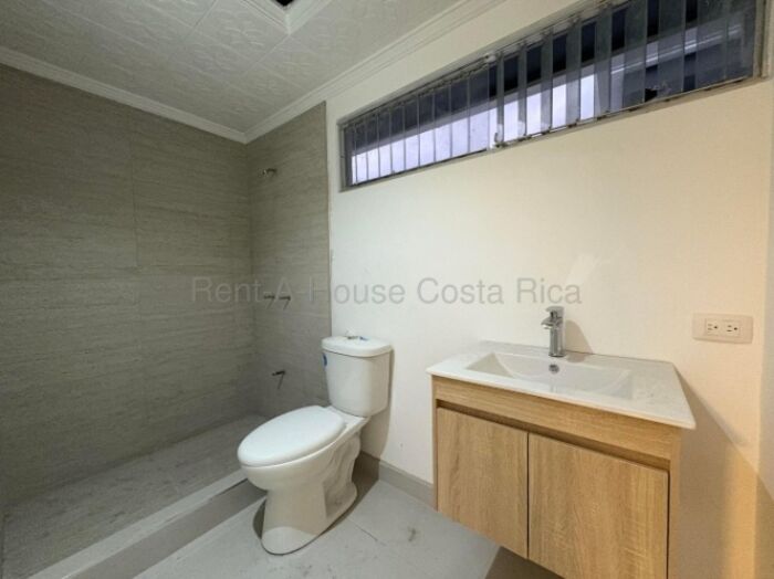Alquiler de casa remodelada de 1 nivel, cómoda y segura #26-1883 GS en Pozos, Santa Ana, San José — $1,600
