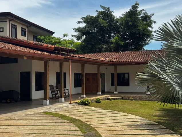 Se Vende Casa en Residencial Tierra y Caña en Guácima, Alajuela — $460,000