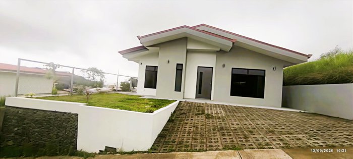 Casa moderna con acabados de alta calidad dentro de comunidad segura. en Grecia, Alajuela — $185,000