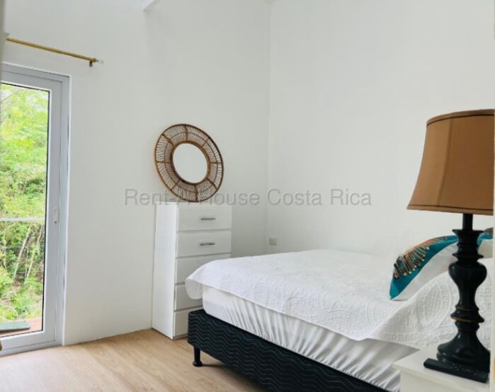 Venta quinta moderna con vista a montañas y gran terreno natural #26-1915 GS en San Pedro, Turrubares, San José — $259,000