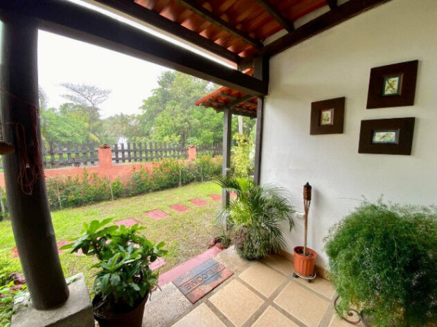 RAH ofrece en venta Esta casa contemporánea OFC/25-227 in Caldera, Esparza, Puntarenas — $250,000