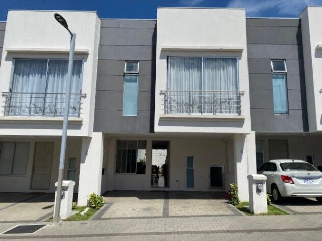 Venta de casa en Santo Tomás de Santo Domingo Heredia en Santo Tomás, Santo Domingo, Heredia — ₡ 135 000 000