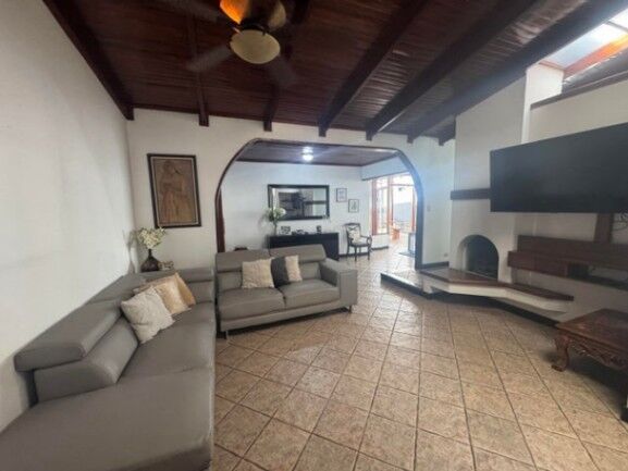 Se vende moderna casa con patio y piscina en San Rafael Escazú 25-1503 in San Rafael, Escazú, San José — $375,000