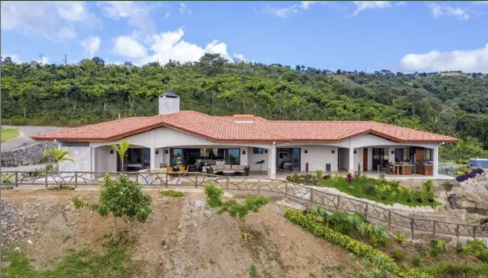 Sanctuary of Elegance and Nature in Naranjo, Costa Rica en El Rosario, Naranjo, Alajuela — $990,000