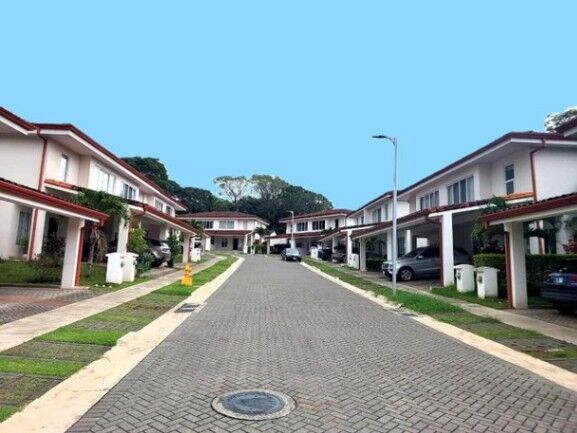 Se vende moderna casa en condominio de Ciudad Colon 26-764 in Colón, Mora, San José — $218,000