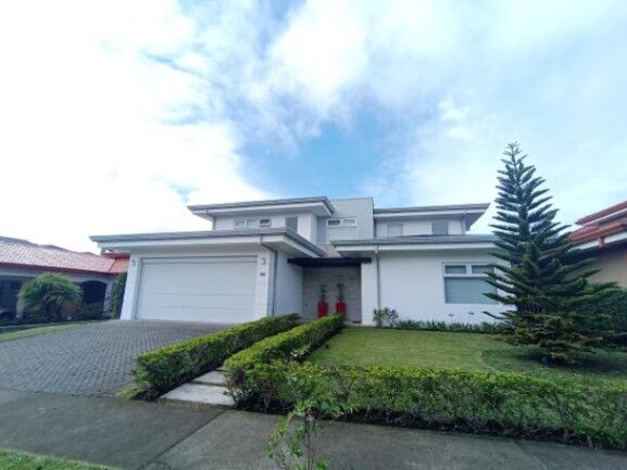 SE VENDE CASA EN LOMAS DEL ZURQUÍ en San Isidro, Heredia — $719,000