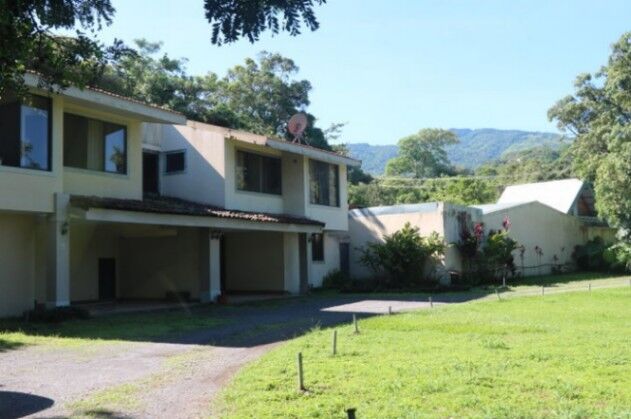 Se vende casa con lote de 5,400m2 en Brasil Santa Ana 24-393 in Brasil, Santa Ana, San José — $1,100,000