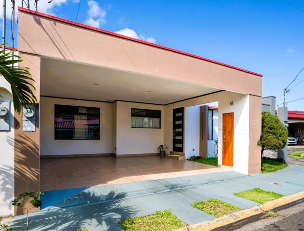 SE VENDE CASA EN RESIDENCIAL, SAN RAMON in San Ramón, Alajuela — $235,000 - Photo 2 of 18