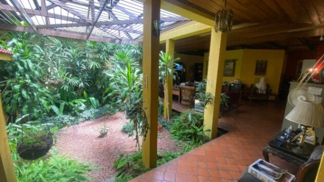 Venta de Amplia Casa Esquinera en Zapote #27-168 GS en Zapote, San José — $289,000