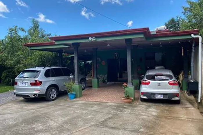 FOR SALE HOUSE IN CIUDAD COLÓN WITH APARTMENT in Colón, Mora, San José — ₡ 165 000 000