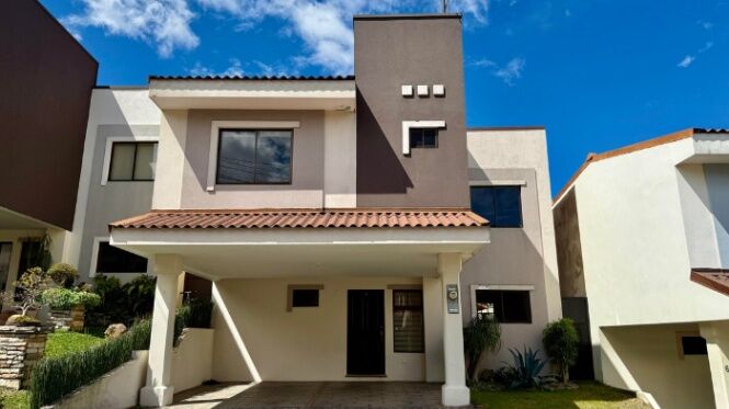CASA EN VENTA, MORAVIA $200.000 COD#26-1293 en La Trinidad, Moravia, San José — $200,000
