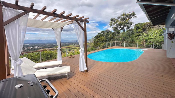 CASA AMUEBLADA CON PISCINA Y LOTE DE 7.000 M² EN CARRILLO ALTO DE POÁS, ALAJUELA in Carrillos, Poás, Alajuela — $595,000
