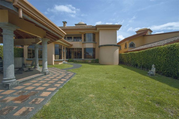 Casa con Aire Mediterraneo, Heredia Costa Rica en San Isidro, Heredia — $798,000 - Foto 3 de 18