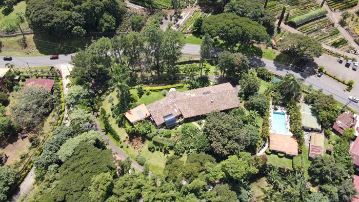 Quinta en Venta La Garita Con Piscina y Jardines in Garita, Alajuela — $750,000