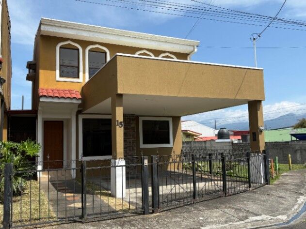Casa Duplex, 3 habitaciones, 3 baños, a escasos metros de Lincoln Plaza, Moravia en San Vicente, Moravia, San José — $130,000
