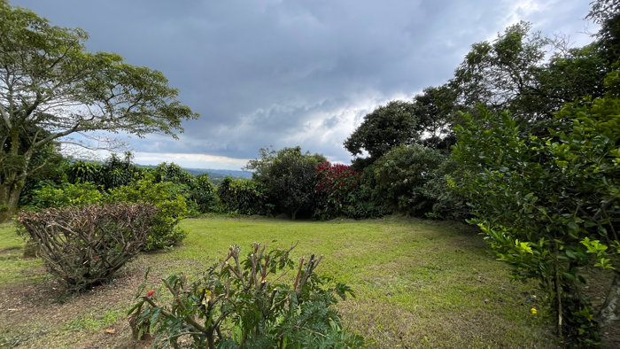 Spacious Property with Large Lot in San Isidro de Grecia in Grecia, Alajuela — ₡ 155 000 000 - Photo 2 of 15