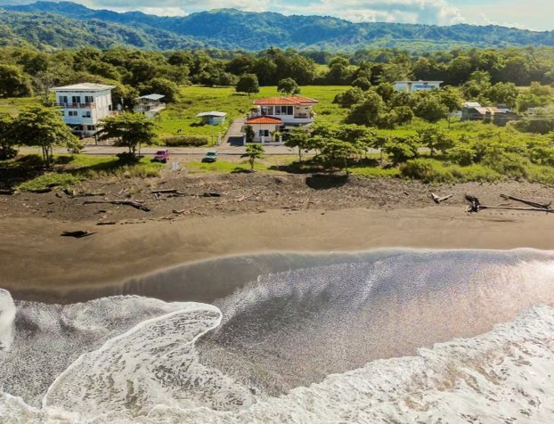 Casa de Lujo Frente al Mar con Piscina Privada en Playa Hermosa en Jacó, Garabito, Puntarenas — $7,000