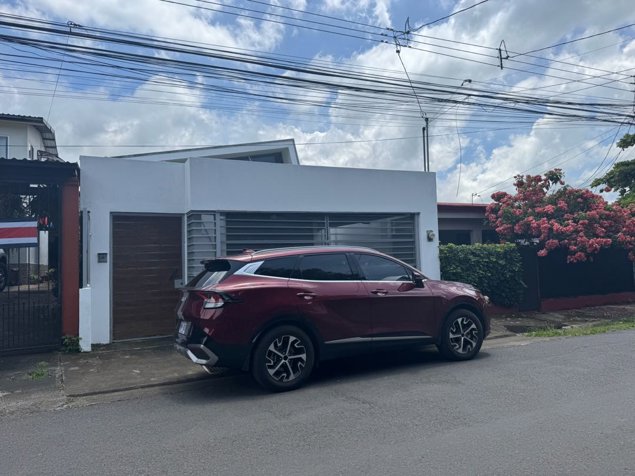 Casa en alquiler o venta en Ciudad Colón en Colón, Mora, San José — $198,000 - Foto 2 de 32