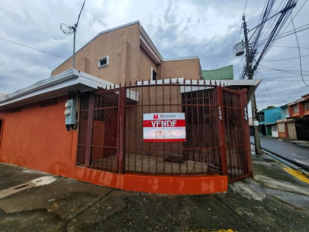 Casa esquinera con apartamento en Los Lagos II, Ulloa, Heredia in Ulloa, Heredia — ₡ 59 000 000
