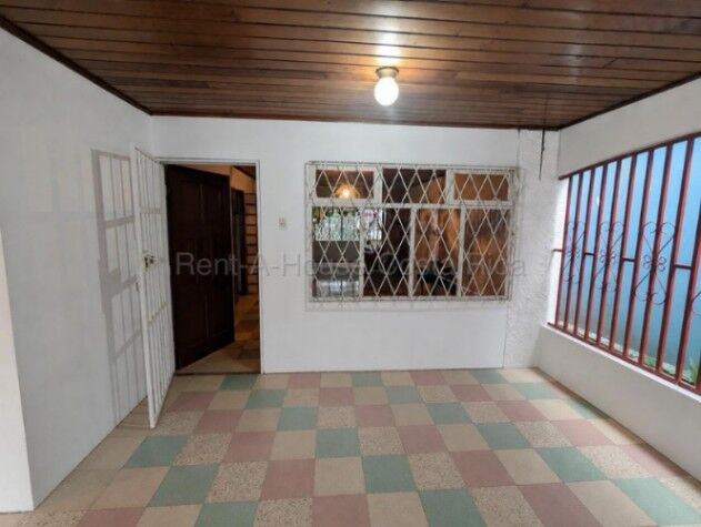 Venta de Casa en Santa Ana. RAH 26-2165 in Santa Ana, San José — ₡ 110 000 000