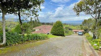 CASA CON AMPLIO TERRENO Y VISTA PANORÁMICA EN CABUYAL DE POÁS in San Juan, Poás, Alajuela — 350 000 000 ₡ - Photo 3 of 47
