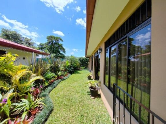 Venta de Casa en Granadilla, San José. en Granadilla, Curridabat, San José — ₡ 168 000 000