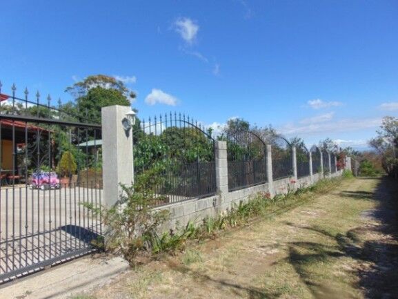 Se vende casa con amplio lote en Buena vista de Barva 23-1445 en Barva, Heredia — ₡ 145 000 000