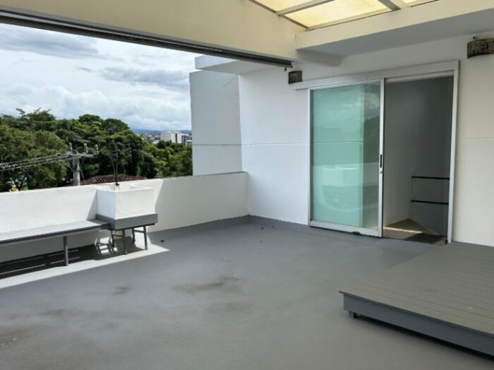Venta de Estupendo Apartamento en Escazú / Mls. 26-728 OFC JB en San Rafael, Escazú, San José — $230,000
