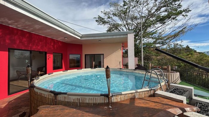 Amplia casa con piscina en comunidad cerrada en Atenas, Alajuela — $259,000