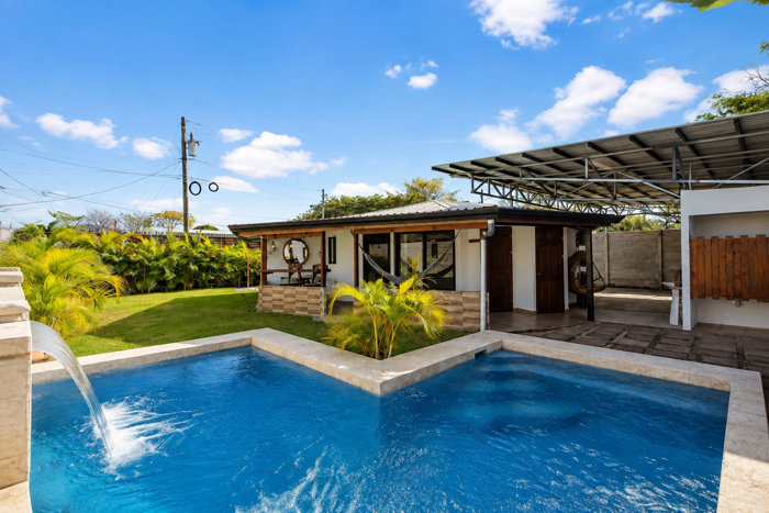 Casa Remodelada con Piscina Playa Potrero en Tempate, Santa Cruz, Guanacaste — $329,000