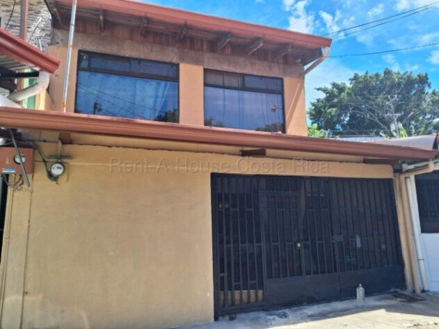 Casa en venta en Barrio San Luis de Alajuela con amplio patio y terrazas #26-1529 GS en Alajuela — $190,000