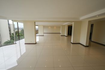 Espacioso Apartamento de 3 Habitaciones en Bello Horizonte in Escazú, San José — $485,000 - Photo 3 of 21