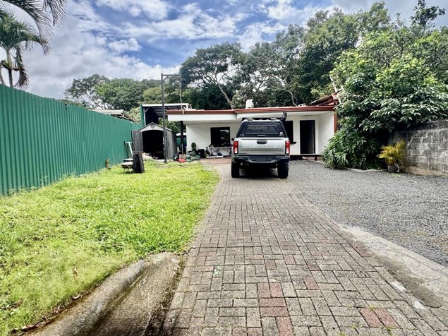 Casa Independiente en Venta en Ciudad Colón | Lote de 608 m² in Colón, Mora, San José — $290,000