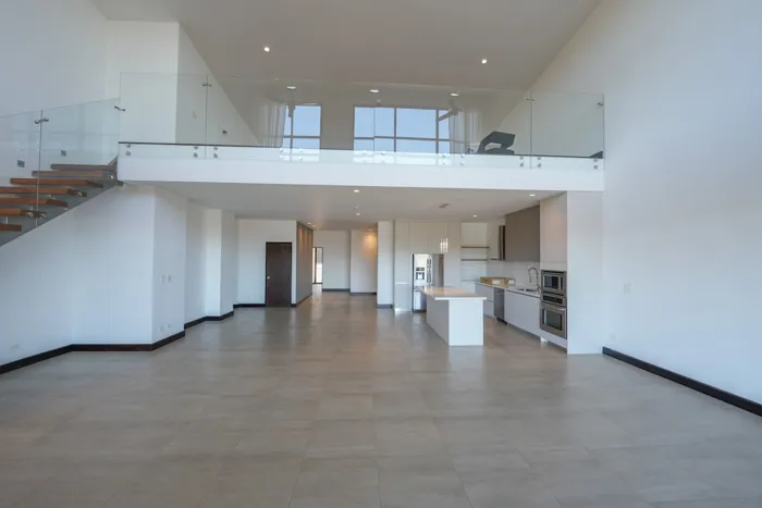 Exclusivo Penthouse de 4 habitaciones + Sala de TV en Flats 21 en Santa Ana, San José — $1,100,000 - Foto 2 de 25