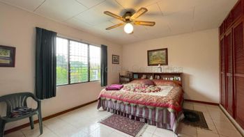 Venta de casa esquinera de una planta con jardín #27-289 GS in San Rafael, Escazú, San José — $275,000 - Photo 4 of 12