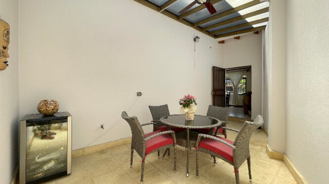 RAH OFRECE Hermosa casa esquinera en venta de dos plantas OFC /AD in Escazú, San José — $252,000