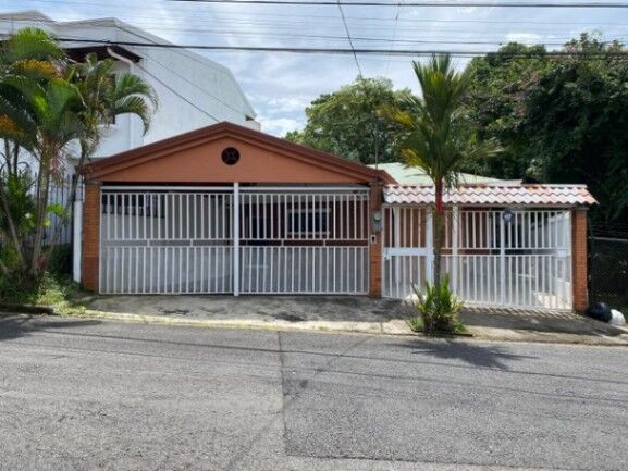 Se vende espaciosa casa con terraza en Alajuela 26-194 en Alajuela — $350,000