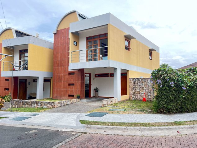 Venta Town House, Escazu Bello Horizonte Costa Rica en San Antonio, Escazú, San José — $225,000 - Foto 2 de 41