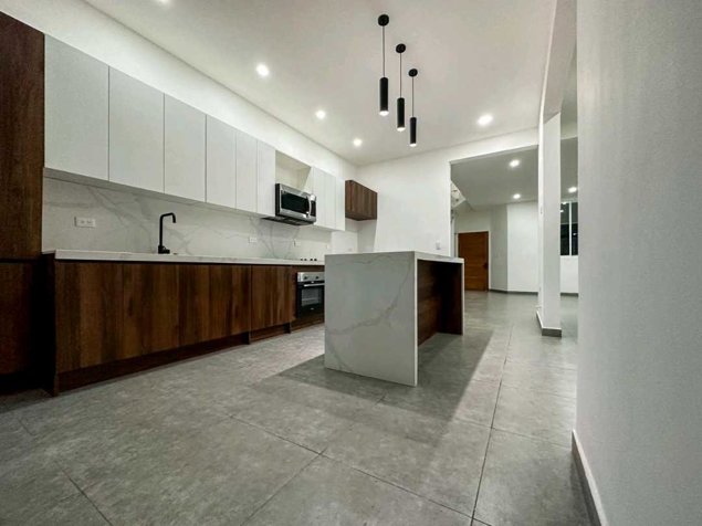 VENDO MODERNA CASA EN HEREDIA en Heredia — $2,000