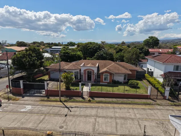 Spacious luxury 3-bedroom house - Bariloche, Heredia in Barrantes, Flores, Heredia — $675,000