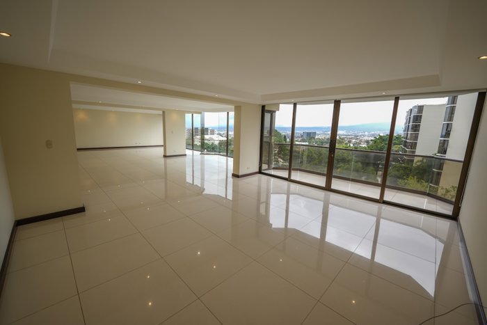 Espacioso Apartamento de 3 Habitaciones en Bello Horizonte in Escazú, San José — $485,000 - Photo 2 of 21