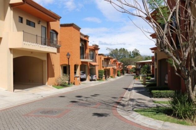 Se vende espaciosa casa con patio en Brasil Santa Ana 23-906 in Brasil, Santa Ana, San José — $225,000