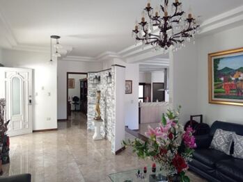 Casa con lujo y comodidad en amplio lote. Guachipelín, Escazú en San Rafael, Escazú, San José — $980,000 - Foto 4 de 15