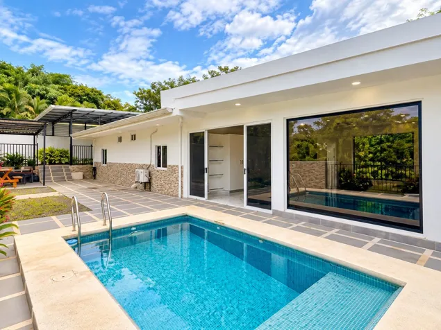 Finca con cuatro casas y piscinas privadas en Guanacaste para vivir y generar ingresos en Bagaces, Guanacaste — $1,900,000