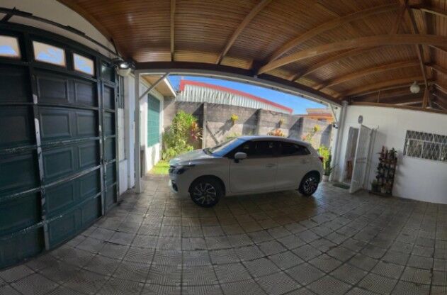 Casa con Jardines muy amplios en San Rafael Arriba de Desamparados en San Rafael Arriba, Desamparados, San José — $397,700