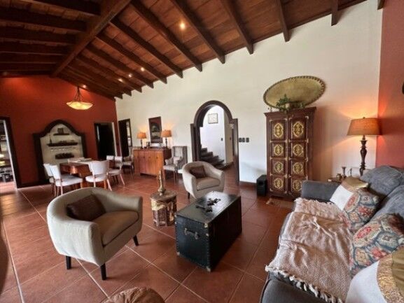 Se vende casa con lote de 1500m2 en Santo Domingo Heredia 24-1688 in Santo Domingo, Heredia — $750,000